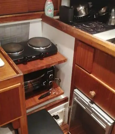Cozy Sailboat Experience 船上ホテル