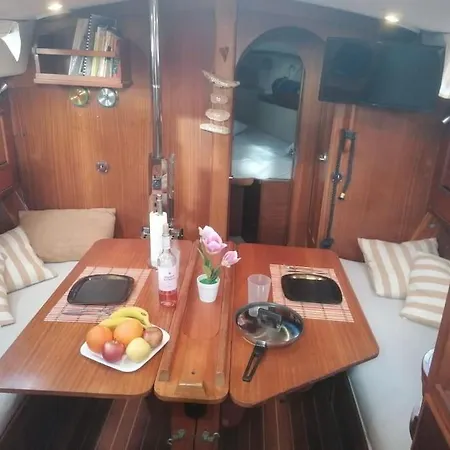 Cozy Sailboat Experience 船上ホテル ラス・ガジェタス